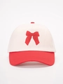 Gorra de béisbol ajustable roja y crema con delicado lazo bordado rojo en el frente - Talla única / Blanco Roto Empalmado Rojo