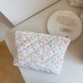 Gesteppte Make-up-Tasche mit Blumenmuster in Rosa und Grün auf hellem Tisch - Hellgrün Rosa Gitter Kleine Blumen
