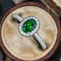 Elegante anillo con circón verde corte esmeralda y engaste de halo de diamante - US 7 / Oro blanco