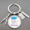 Portachiavi insegnante argento con righello, compasso e ciondolo Super Maitresse arcobaleno - Stile 3 (SUPER Maitresse Arcobaleno)