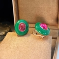 Pendientes de clip ovalados vintage con esmalte verde y piedra roja en acabado dorado - Verde