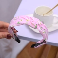 Cerchietto in tessuto rosa annodato con motivo a margherite bianche e antiscivolo - Margherita rosa annodata