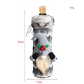 Funda para botella de vino de gnomo gris con barba blanca y patrones geométricos - Rayas Grises