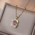 Collar vintage dorado con colgante de gema rosa y trébol de perlas en caja de joyería - Dorado Circón Rosa