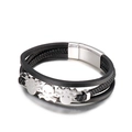 Bracciale punk da uomo in pelle nera intrecciata con tre teschi d'argento e chiusura magnetica - Color Acciaio (KB134723-KFC)
