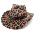 Dettaglio cappello cowboy leopardato con fascia in pelle borchiata e fibbia a teschio di toro - Parte Superiore a Cuore / Caffè Chiaro