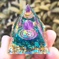 Pyramide d'énergie avec sphère d'améthyste, disque mantra et base de gravier bleu - Glaçure 3D Améthyste / Petit