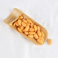 Mandorle finte realistiche con paletta in bambù su sfondo in tessuto bianco - Mandorle (500g)