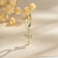 Orecchino singolo a croce dorata con pendente in zirconia su un cerchio in stile minimalista - Pezzo Singolo / Croce Oro Caffè Chiaro