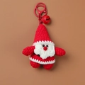 Detailansicht vom handgehäkelten Weihnachtsmann Schlüsselanhänger mit roter Glocke - 3D Weihnachtsmann Schlüsselanhänger - Zubehör-Set