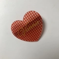 Fermaglio a cuore a scacchi rossi e bianchi con scritta Vannie dorata in acetato - Quadri Rossi