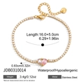 Dettaglio del bracciale tennis in acciaio dorato con zirconi rosa a forma di cuore - Stile Doppi Cuori Intrecciati Pietra Rosa Viola (JDB0310014)