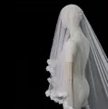 Detalle del velo de novia blanco con flores de encaje 3D y adornos de perlas finas - Blanco Roto