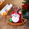 Nahaufnahme der roten Weihnachts-Geschenktüte aus Filz mit Weihnachtsmann-Applikation - Weihnachtsmann / Rot