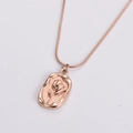 Dettaglio macro del rilievo a tulipano in oro rosa su una collana a catena serpente - Oro rosa