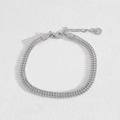 Minimalistische zilveren meerlaagse kettingarmband met kraaltextuur op wit getextureerd leer - Zilveren Drierijige Kralenketting Stijl (B434)