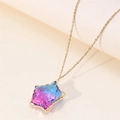 Primo piano di una collana dorata con ciondolo a stella in cristallo sfumato rosa e blu - Gradiente Blu & Viola (ML-XYNSN0276)