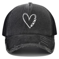 Zwarte distressed truckerpet met witte hart-vlinderprint en mesh achterkant - Zwart