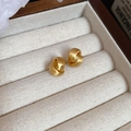 Macro di orecchini a forma di C in oro opaco con design a nodo su velluto beige - Oro