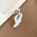 Detail von Calla-Lilien-Ohrringen mit weißen Blütenblättern auf Buchseiten - Offener Ring Calla-Lilie (Ring-Emaille)