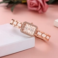 Dettaglio dell'orologio rettangolare oro rosa con cristalli e bracciale in ceramica - Oro rosa