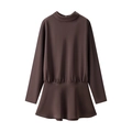 Détail d'une robe marron en satin à manches longues avec plis à la taille et volants - S / café
