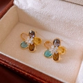 Macro-opname van bloemoorbellen met gekleurde edelstenen en zirkoon in een sieradendoosje - Goud (S925 Zilveren Pin)