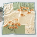 Elegante foulard in seta con foglie di ginkgo in giallo e verde con bordi blu - verde chiaro