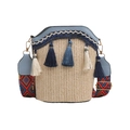 Detail der gewebten Stroh-Eimertasche mit blauem Besatz, Bohème-Quaste und buntem Gurt - Einheitsgröße / Hellblau