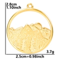 Detalle del colgante redondo de montaña en acero inoxidable bañado en oro 18k con medidas - Solo colgante / Dorado