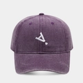 Dettaglio del cappellino da baseball in denim lavato viola con ricamo a lettere A! - Regolabile / Viola