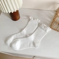 Witte geribbelde damessokken met een elegante kanten rand en ruches - Kantenband van kant / Zuiver Wit