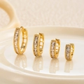 Eleganti orecchini a cerchio in zircone quadrato placcati oro in quattro misure su piatto - 6mm / Oro