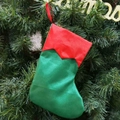 Calza natalizia da 7 pollici in raso rosso e verde appesa a un ramo di albero di Natale - Verde