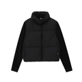 Damen College-Jacke in Schwarz mit Stehkragen und gesteppten Details auf weißem Hintergrund - XS / Schwarz