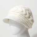 Textura de punto detallada y ala de un gorro de punto grueso trenzado en blanco cálido - Talla única / Blanco (Punto de Cable)