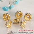 Nahaufnahme von 12mm gewellten goldenen Abstandsperlen mit Strass für DIY Schmuckdesign - 6mm / Welliges Gold