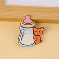 Spilla in acrilico con orsetto e biberon azzurro per decorare borse e zaini - Orso Biberon