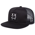 Cappello trucker streetwear con ricamo bianco e pannelli in mesh traspirante - Nero