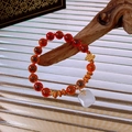 Detailaufnahme von Achatperlen und Jade-Anhänger an einem traditionellen chinesischen Armband - Weißer Achat Zuckerherz Achat Perlenarmband