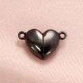 Primer plano de un cierre magnético negro en forma de corazón para joyería y pulseras DIY - Negro