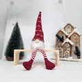 Kerstkabouter met rood en wit gestreepte gebreide muts en lange witte baard - Rood