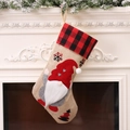 Calza di Natale in lino con bordo a scacchi rossi e gnomo appesa al caminetto - Stile Gnomo Con Cappello a Cuore (F-W246)