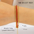Détail d'un bracelet triple doré orné de zircons rouges de 3mm porté sur le poignet - Style Combiné Trois-en-Un en Zircone Rouge (NB-B1237-RD1)