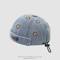 Nahaufnahme der hellblauen Denim-Docker-Mütze mit Bären-Stickerei und verstellbarem Kordelzug - 52cm(Verstellbar) / Hellblau