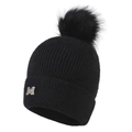 Detalle de gorro de punto negro con pompón de piel sintética y letra M de pedrería - 55-60cm / Negro