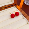 Boucles d'oreilles boules rouges minimalistes avec tiges dorées dans un coffret à bijoux - Rouge (10mm)