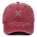Détail de la broderie de clés croisées grises sur casquette de baseball bordeaux délavé - Bordeaux