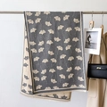 Dettaglio della morbida sciarpa effetto cashmere con motivo ginkgo su stampella - Grigio
