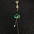 Détail de la broche chinoise avec perles, lotus en émail vert et franges dorées - Poisson Rouge sur Feuille de Lotus